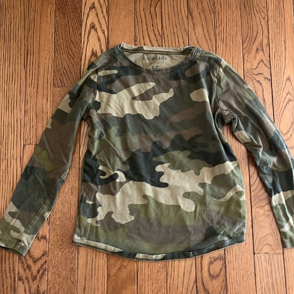 Crewcuts girls long sleeve shirt, size small (6-7). Camo print.
